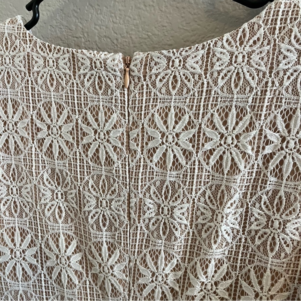 Lace dress - Picture 6 of 6